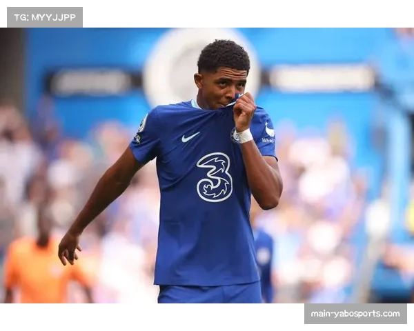 切尔西防守纪律问题，福法纳鲁莽铲球导致红牌减员